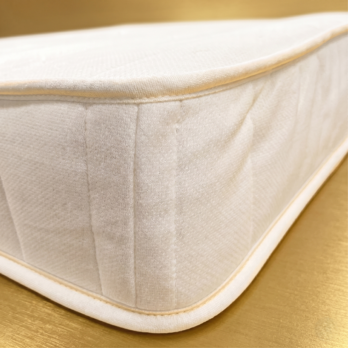Zoom sur Matelas blanc Flocotex avec logo Fabriqué en France, soutien très ferme et accueil moelleux.