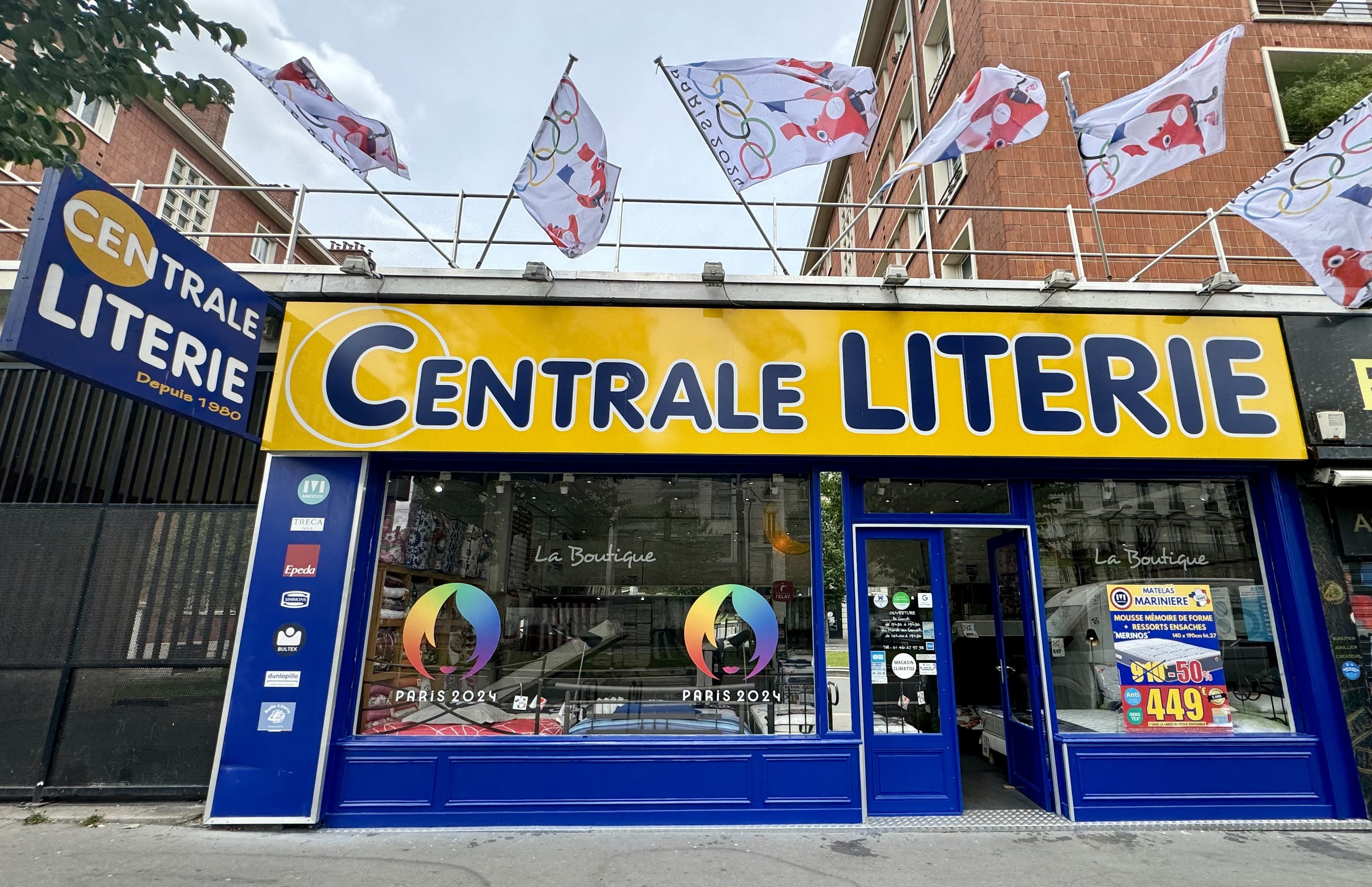 Façade du magasin Centrale Literie à Paris montrant l'entrée principale